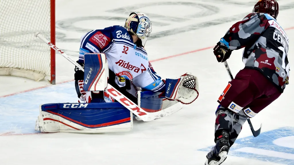 Jiří Černoch (vpravo) rozhodl utkání Sparta - Vítkovice