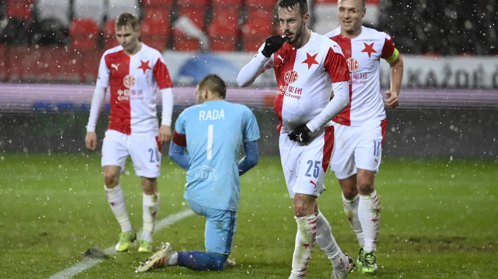 Jakub Hromada ze Slavie slaví gól v síti Dukly Praha