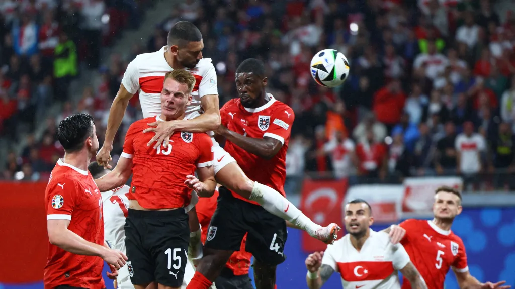 Turecký obránce Merih Demiral dává gól do sítě Rakouska