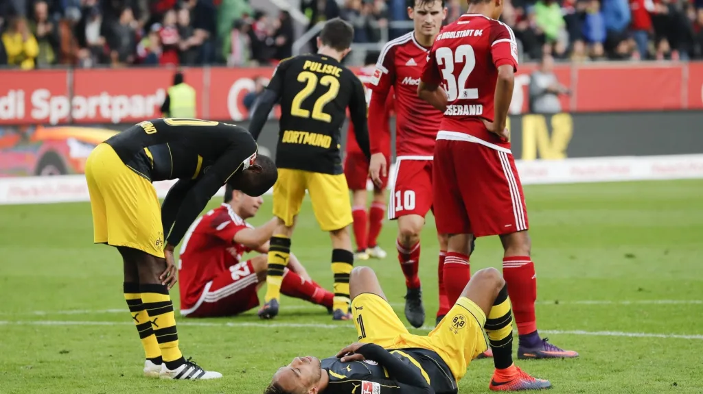 Zklamaní fotbalisté Dortmundu po utkání v Ingolstadtu