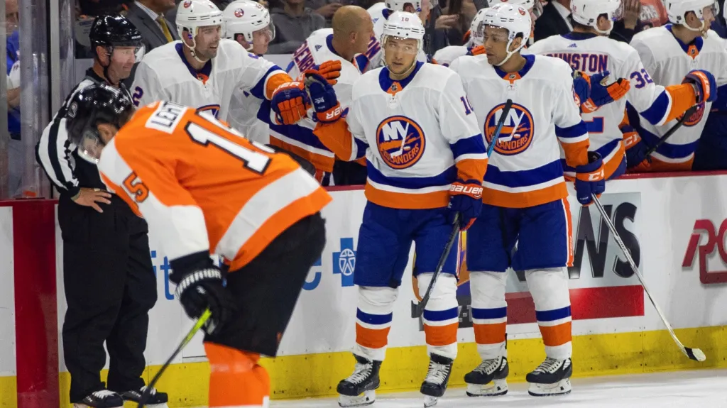 Jan Kovář z NY Islanders se raduje z gólu v síti Philadelphie