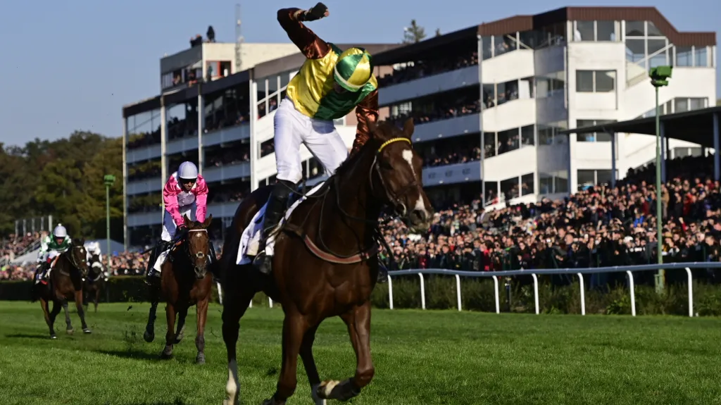 Žokej Pavel Složil vítězí s Talentem v cíli Velké pardubické