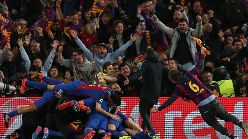 Fotbalisté Barcelony se radují z postupového gólu v Lize mistrů