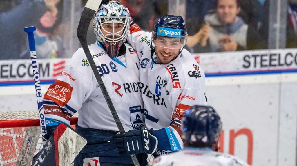 Vítkovický útočník Dominik Lakatoš se raduje s brankářem Alešem Stezkou
