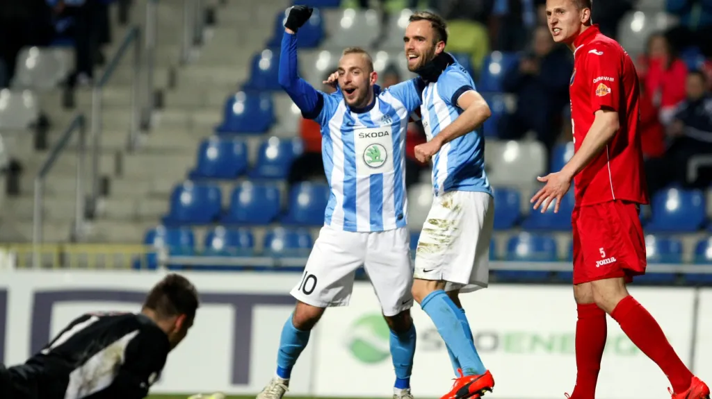 Jiří Skalák (vlevo) a Jasmin Ščuk z Mladé Boleslavi slaví gól v síti ostravského Baníku
