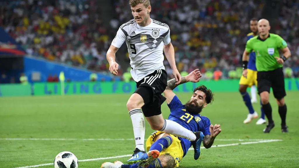 Švéd Jimmy Durmaz fauluje Timo Wernera z Německa