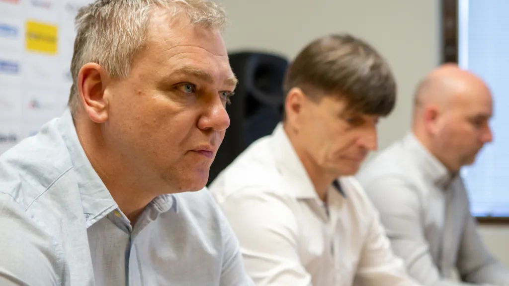 Trenér fotbalistů Opavy Jiří Balcárek (vlevo)