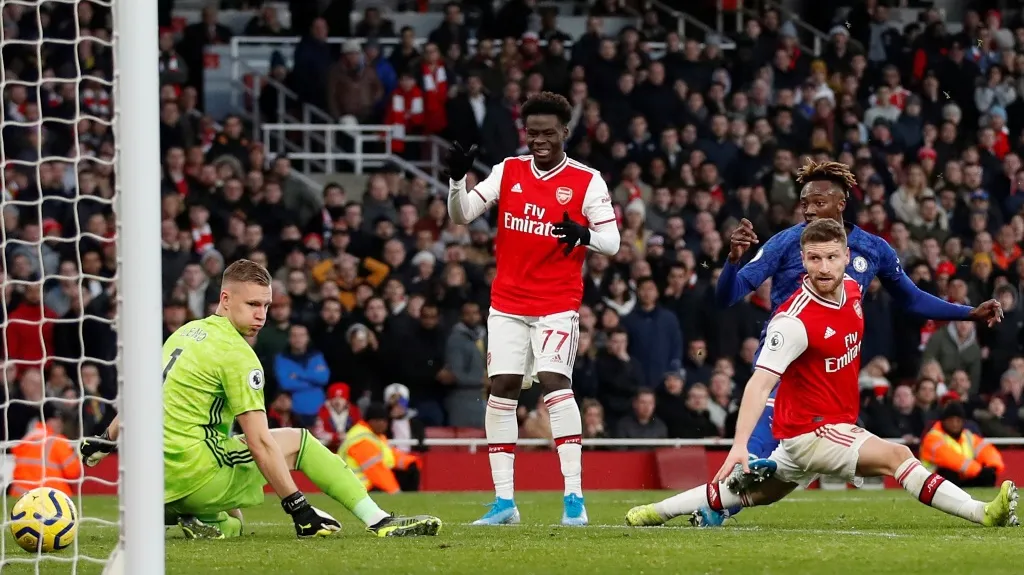 Tammy Abraham z Chelsea překonává Bernda Lena z Arsenalu