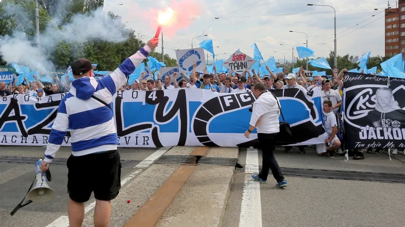 Dva příznivci Baníku Ostrava byli obviněni, opavského příznivce zabil vlak