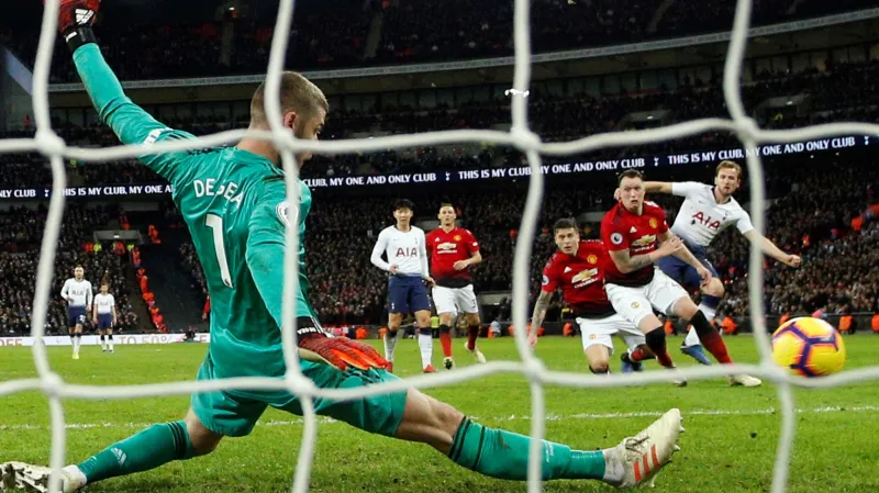Brankář Manchesteru United David de Gea chytá střelu Harry Kanea z Tottenhamu