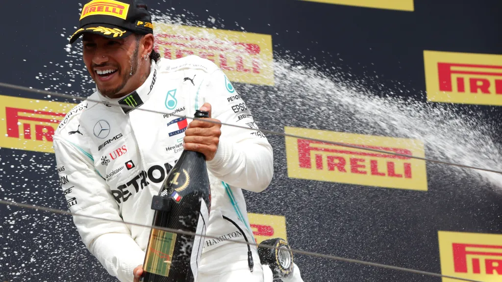 Lewis Hamilton slaví výhru ve Velké ceně Francie