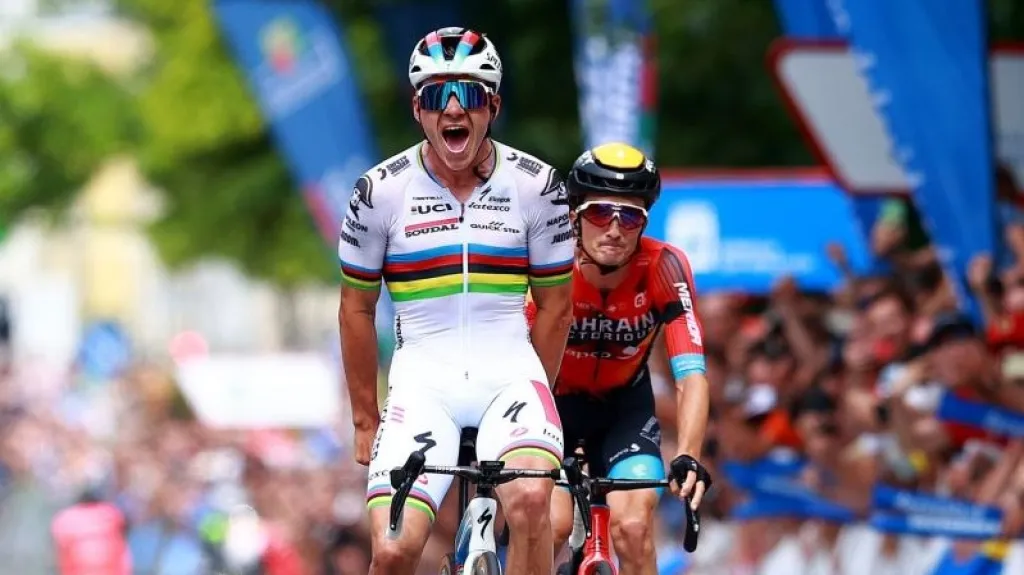 Remco Evenepoel slaví vítězství na San Sebastiánu