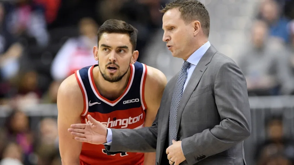 Tomáš Satoranský v rozhovoru s trenérem Wizards Scottem Brooksem