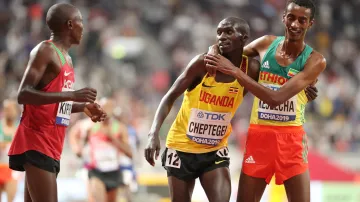 Napínavý finiš závodu na 10 000 metrů