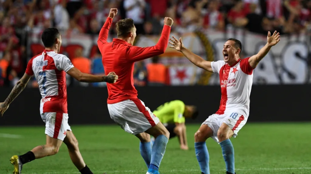 Jan Bořil (vpravo) se raduje se spoluhráči ze Slavie