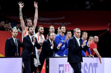 Česká basketbalová reprezentace v čele s hlavním trenérem Ronenem Ginzburgem (vpravo)