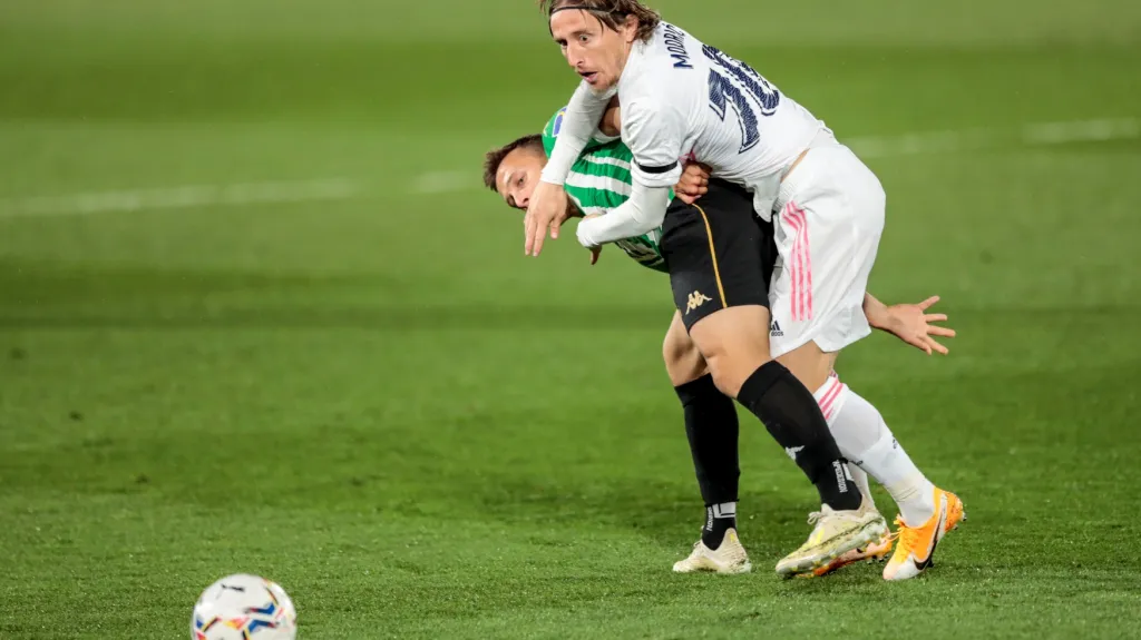 Luka Modrič v souboji se Segiem Canalesem