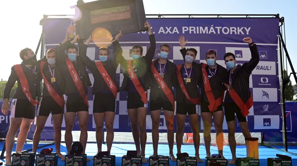 Vítězná posádka Pražských primátorek 2020 s veslovodem Helešicem
