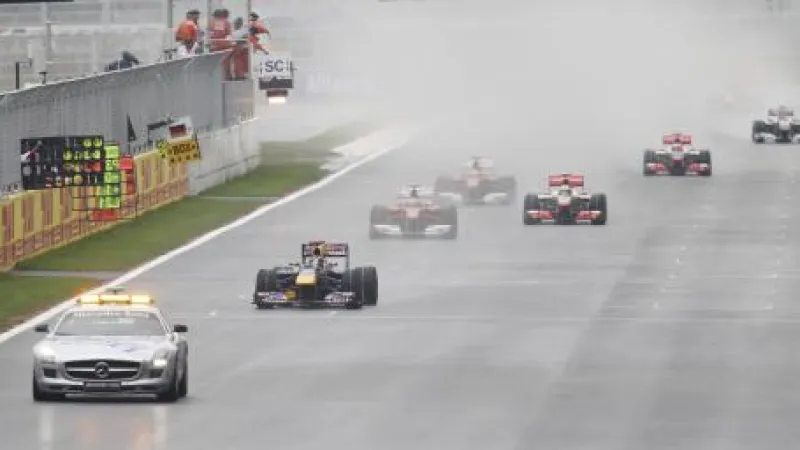 Velkou cenu Koreje vozů formule 1 vyhrál v deštivém počasí Fernando Alonso s ferrari a dva závody před koncem šampionátu se tak posunul s náskokem 11 bodů do čela průběžného pořadí.