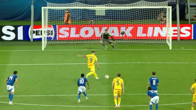 Neproměněná penalta Louise Munteana v utkání s Itálií