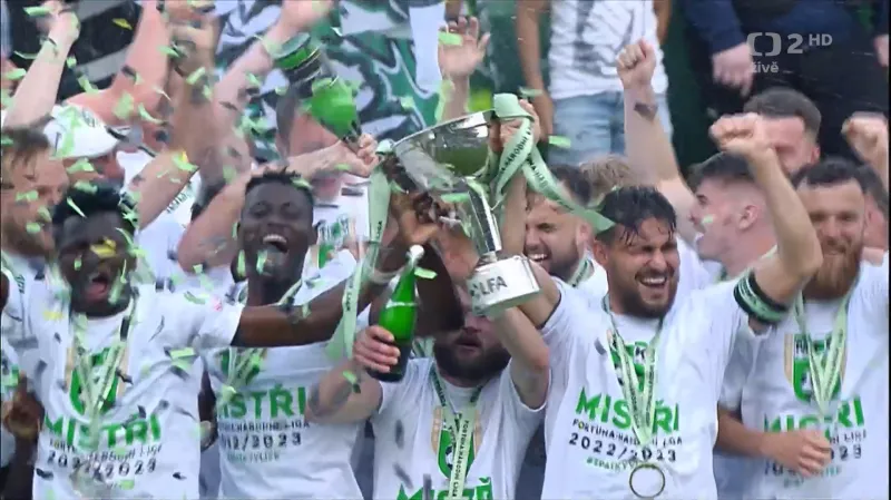 Hráči Karviné zvedají nad hlavu pohár pro mistra druhé ligy