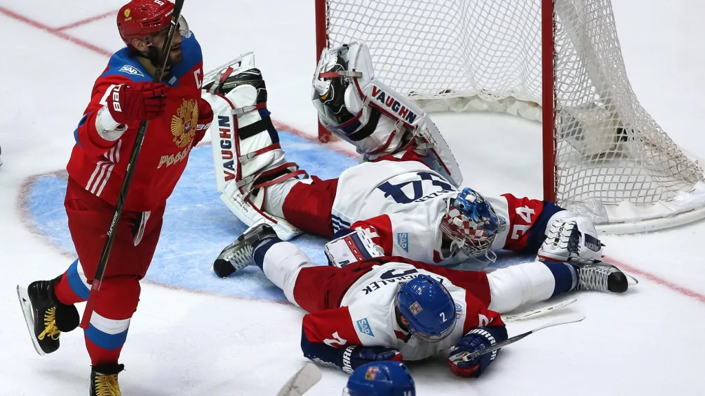 Rus Alexandr Ovečkin se raduje z gólu v české brance