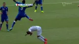 Moment v utkání Itálie – Uruguay: Balotelliho výskok a žlutá karta (23. min.)