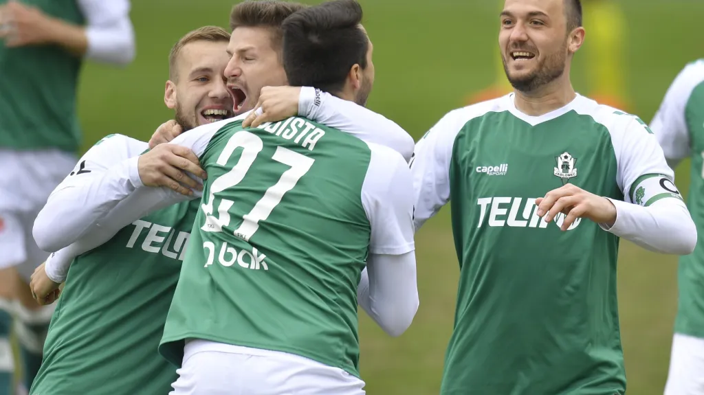 Fotbalisté Jablonce se radují z gólu