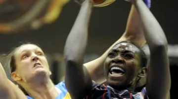 Markéta Bednářová (vlevo) v souboji se Sophií Youngovou