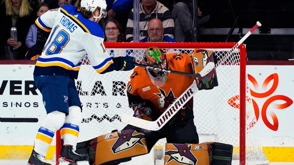 Karel Vejmelka kryje šanci St. Louis Blues