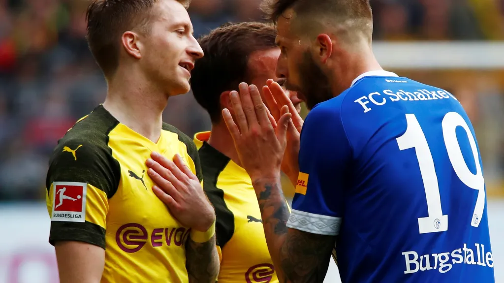 Dortmundská hvězda Marco Reus po vyloučení v duelu se Schalke