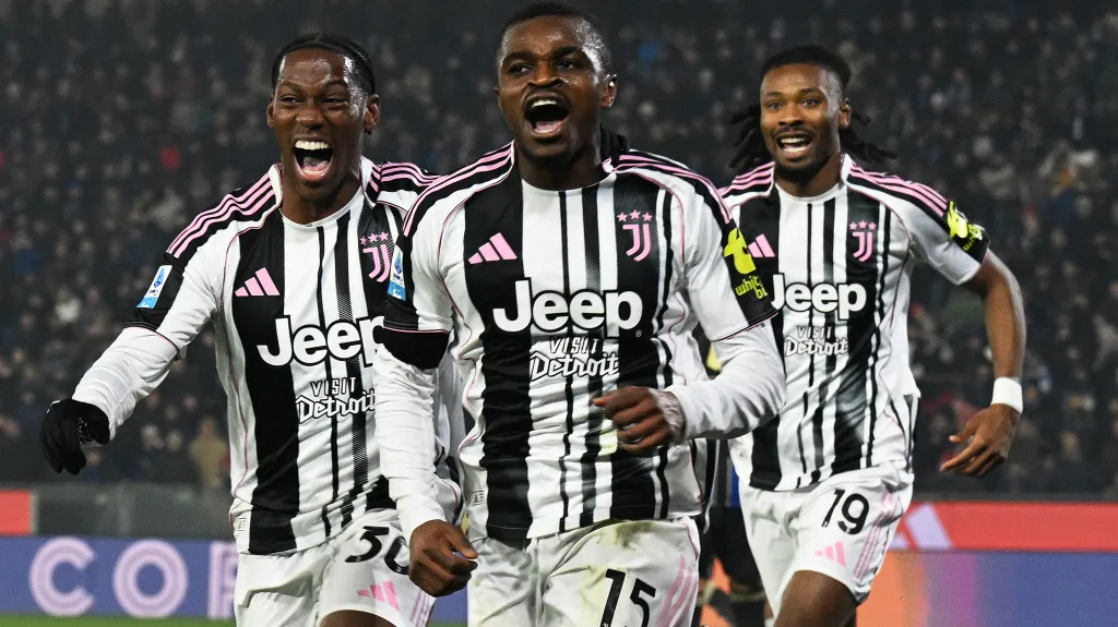 Pierre Kalulu oslavuje se spoluhráči z Juventusu Jonathanem Davidem a Khephrenem Thuramem