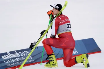 Raphael Haaser slaví triumf na MS