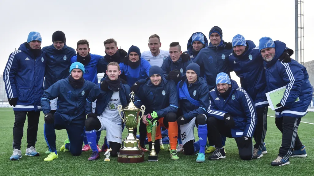 Fotbalisté Mladé Boleslavi s pohárem pro vítěze Tipsport ligy