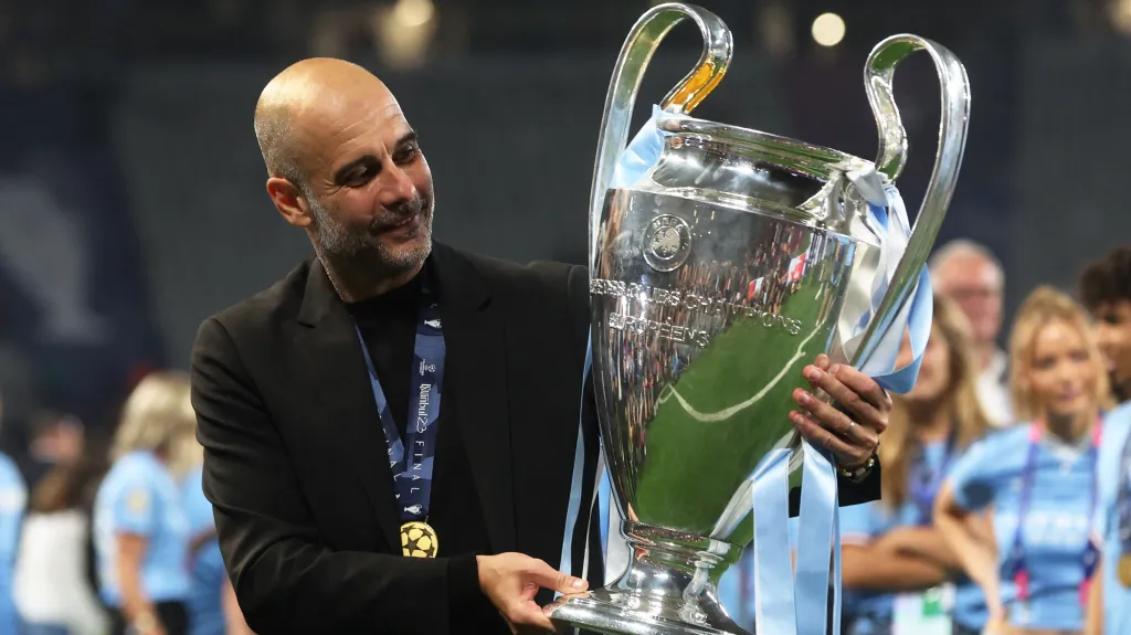 Pep Guardiola s trofejí pro vítěze Ligy mistrů