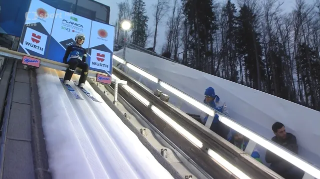 Skoky českých reprezentantek v 1.kole na středním můstku