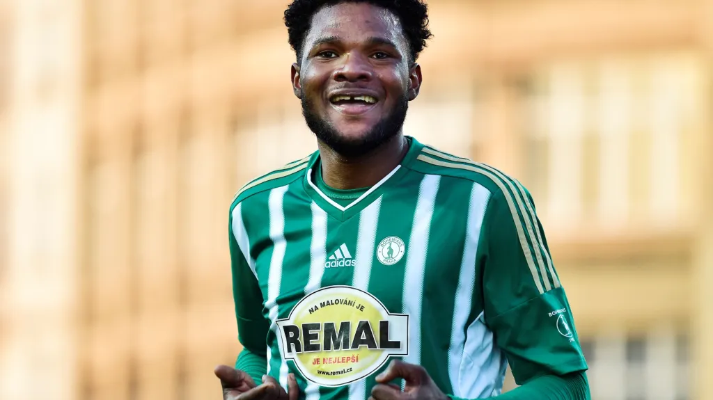 Spokojený Benjamin Tetteh z Bohemians 1905