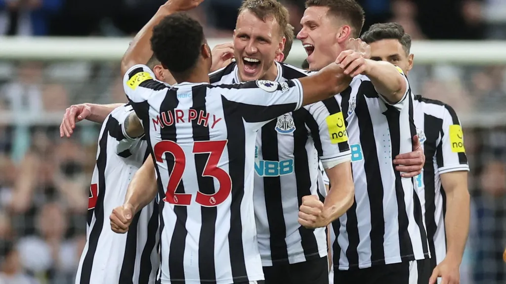 Fotbalisté Newcastlu se radují z postupu do Ligy mistrů