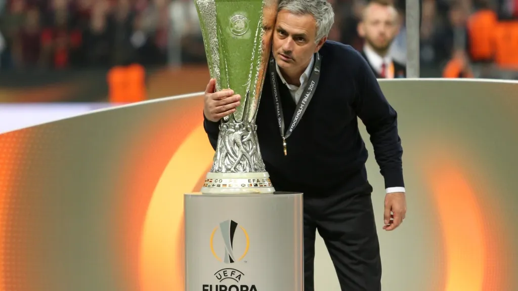 Manažer Manchesteru United José Mourinho s trofejí pro vítěze Evropské ligy