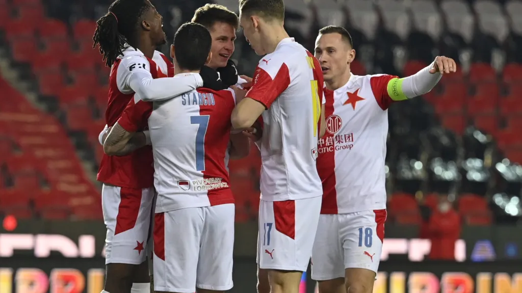 Fotbalisté Slavie se radují z gólu 
