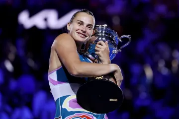 Aryna Sabalenková s trofejí pro vítězku Australian Open