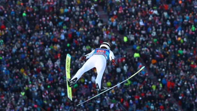Skok Romana Koudelky ve 2. kole Turné čtyř můstků v Innsbrucku