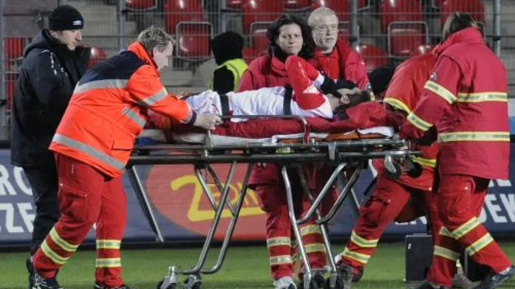 Zraněný Naumov opouští na nosítkách hřiště