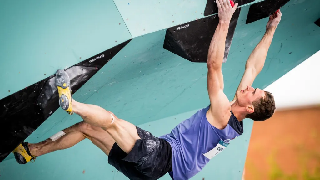 Adam Ondra na třetím boulderu v olympijském finále