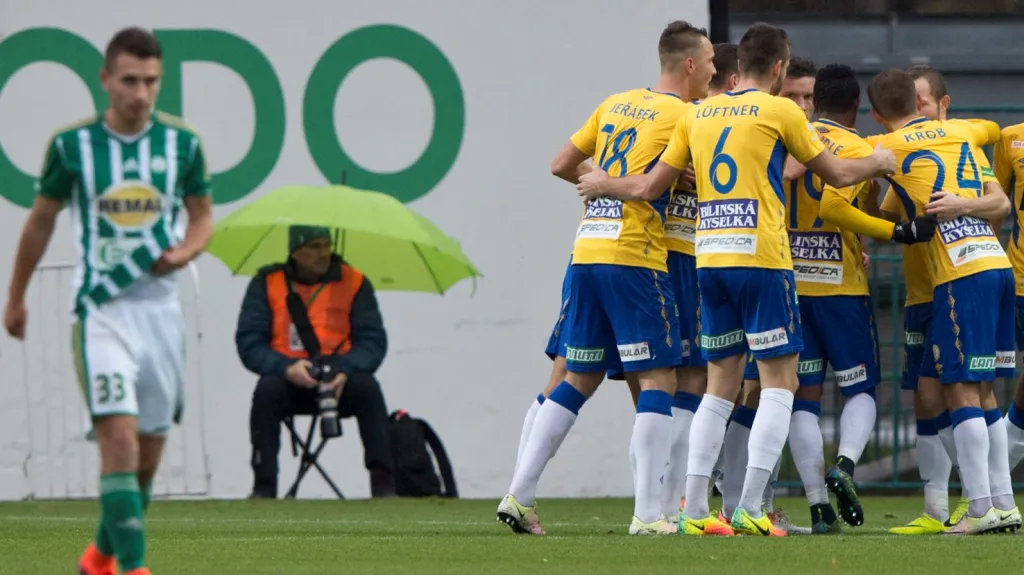 Fotbalisté Teplic se radují z gólu do sítě Bohemians 1905