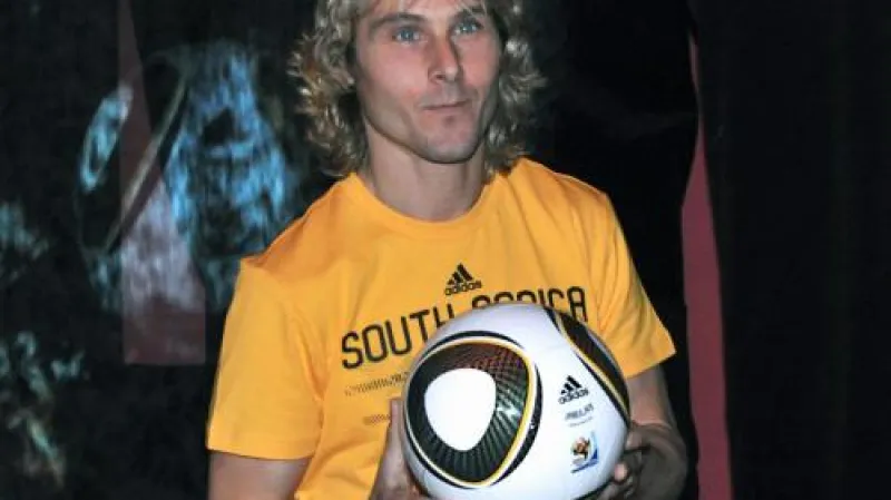 Pavel Nedvěd s míčem Jabulani