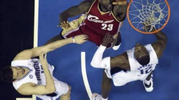 LeBron James zavěšuje