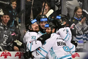 Hokejisté Karlových Varů s uzdraveným Ondřejem Beránkem slaví gól