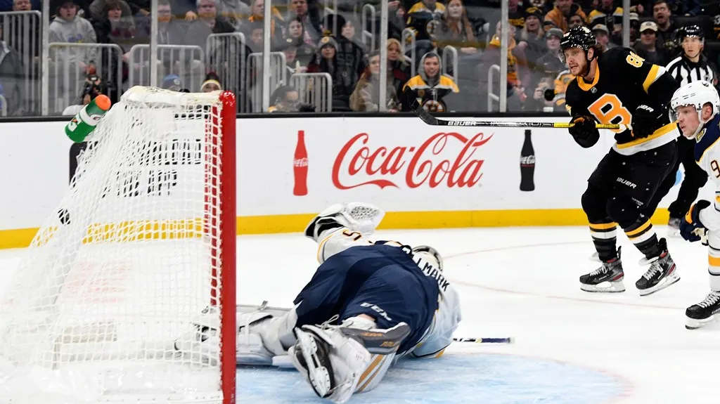 David Pastrňák z Bostonu střílí gól do sítě Buffala