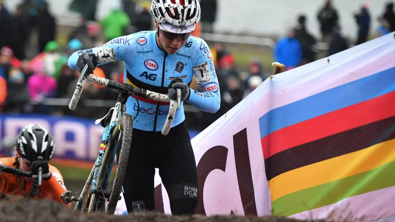 Cantová vyhrála potřetí za sebou MS v cyklokrosu, Nash byla 20.